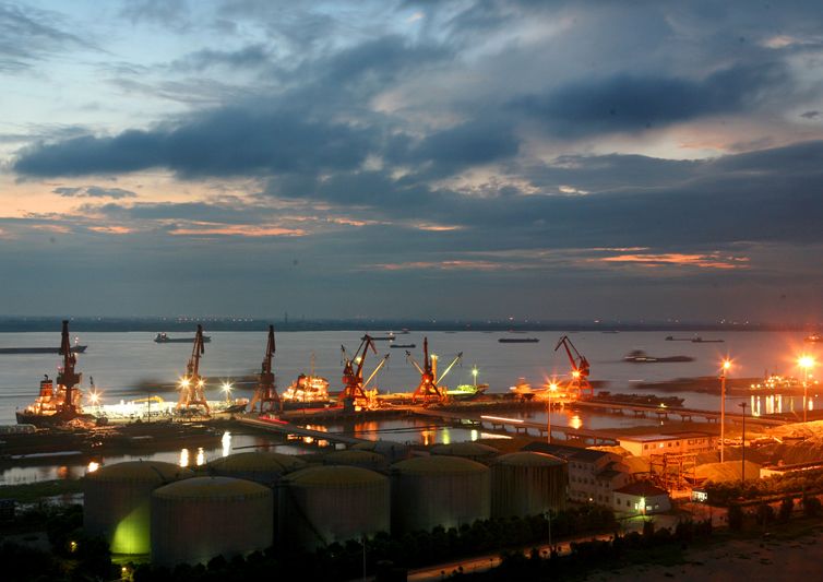 碼頭夜間作業(yè)鳥瞰圖